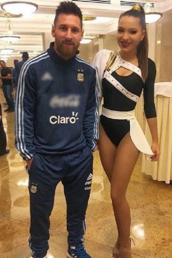 Messi ít chạm vào người phụ nữ khi chụp ảnh chung