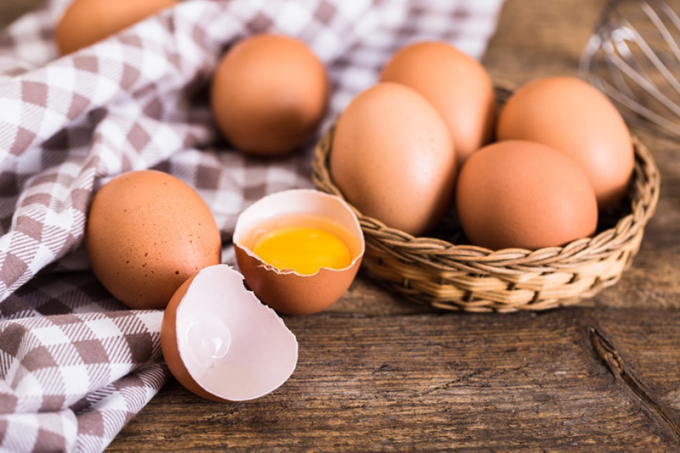 Trứng luộc chưa chín kỹ có thể khiến chúng ta nhiễm vi khuẩn Salmonella. Ảnh minh họa