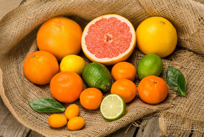 Vitamin C, chất chống oxy hóa trong trái cây có múi như cam, quýt cải thiện chất lượng tinh trùng. Ảnh minh họa