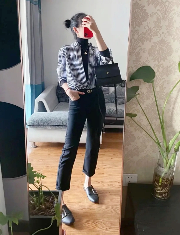 Nàng blogger này tận dụng ngay set đồ mùa hè với áo sơ mi + quần jeans để diện trong mùa thu, bằng cách diện thêm 1 chiếc áo giữ nhiệt ấm áp bên trong. Cả set đồ của cô chỉ có 2 tông đen - trắng tối giản