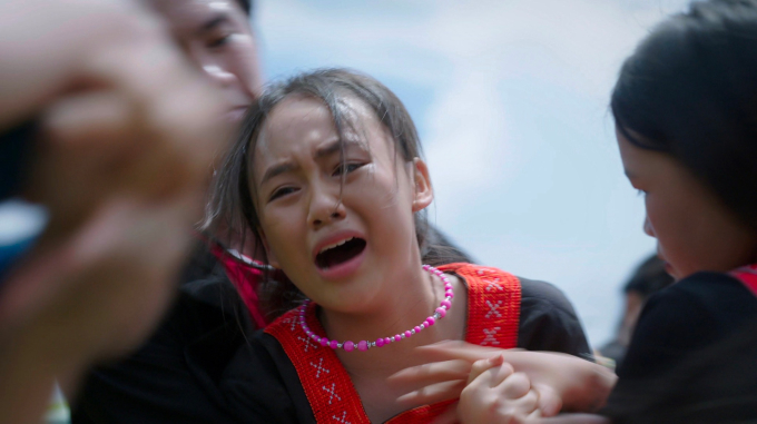 Hồng Nhung thủ vai Trà, cô bé mồ côi bị gã trai nhà giàu ép về làm vợ.