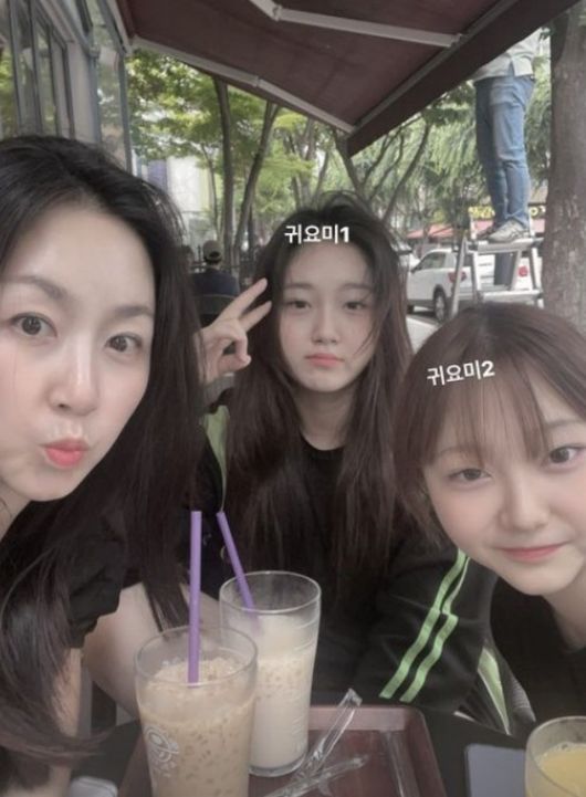 Jung Se Yoon (giữa) bên cạnh mẹ và em gái Jung So Yoon.