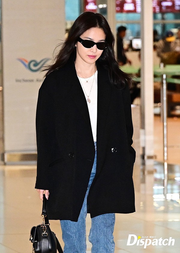 Song Hye Kyo ăn vận giản dị ra sân bay, vóc dáng trẻ trung ở tuổi 42 gây chú ý 