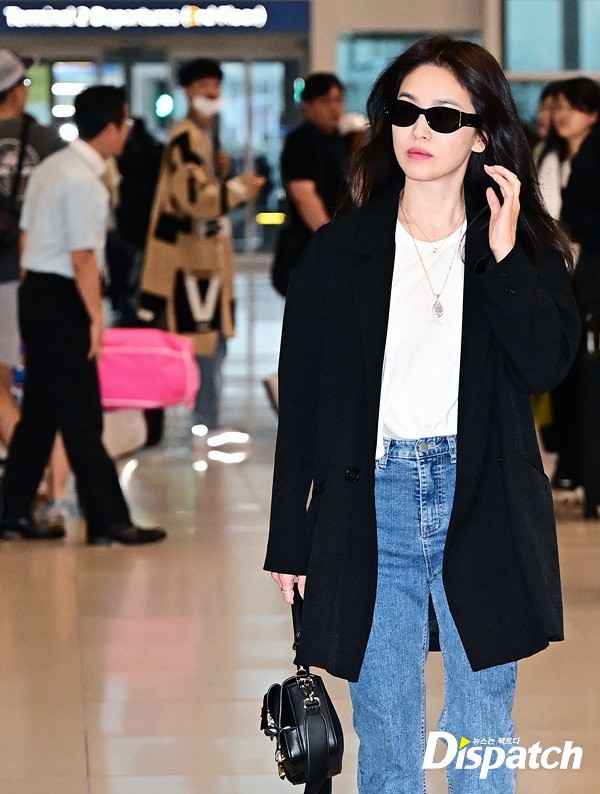 Song Hye Kyo ăn vận giản dị ra sân bay, vóc dáng trẻ trung ở tuổi 42 gây chú ý 