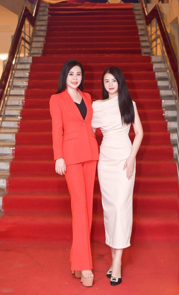 Hoa hậu Phan Kim Oanh và Á hậu Sao Mai. 