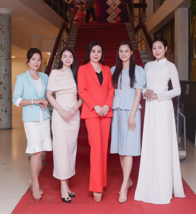 Hoa hậu Phan Kim Oanh cùng Top 5 Mrs Grand Vietnam 
