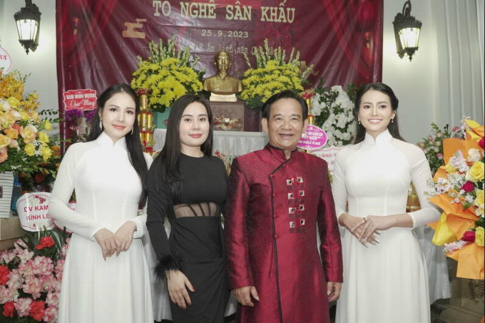Bích Hạnh (ngoài cùng bên phải) chung khung hình với Hoa hậu Phan Kim Oanh