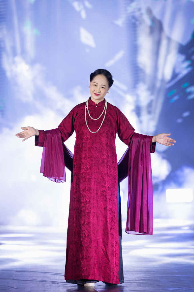   Từ khi bước chân vào nghệ thuật, Như Quỳnh đã được gọi là giai nhân màn ảnh vì vẻ đẹp truyền thống và dịu dàng của mình.   