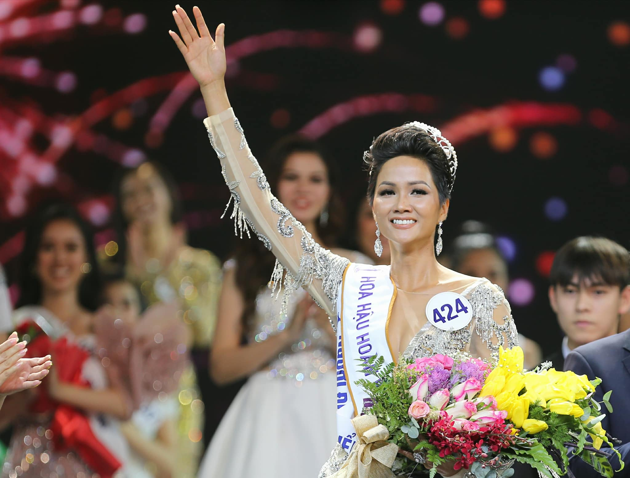 H'Hen Niê trong khoảnh khắc đăng quang Hoa hậu Hoàn vũ Việt Nam 2017