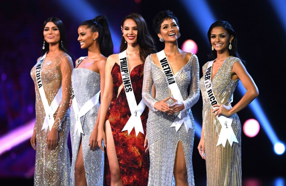 H'Hen Niê đứng cạnh Hoa hậu Catriona Gray và các người đẹp Top 5 Miss Universe 2018