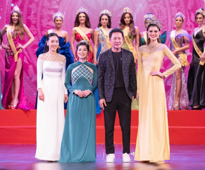 Bà Phạm Kim Dung bên cạnh ông Nawat Itsaragrisil, bà Teresa và đương kim Miss Grand International 2021 - Isabella Menin.