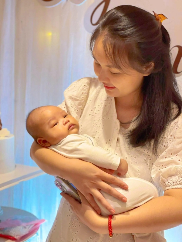 Thùy Linh đã sinh em bé được vài tháng
