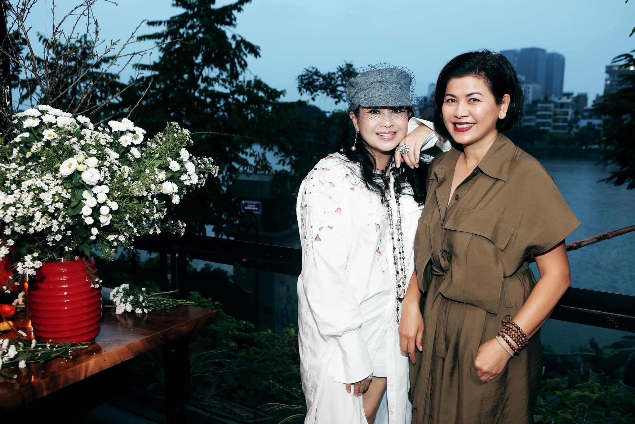 Thanh Lam và vợ hiện tại của Quốc Trung thân thiết chụp ảnh chung