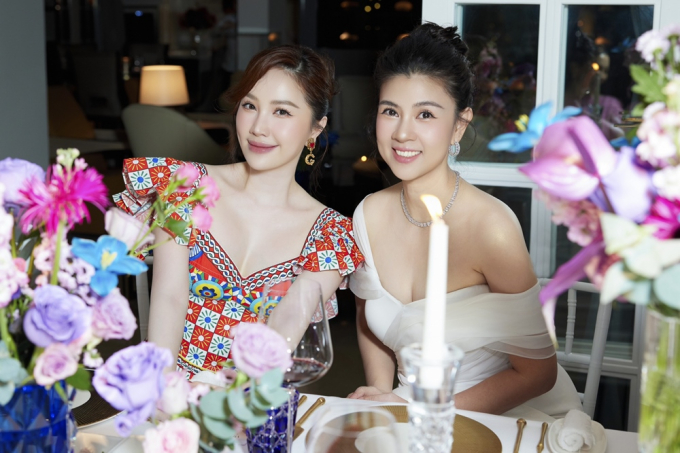 Nữ diễn viên Kim Thư mặc đầm trắng khoe body quyến rũ. cô gây chú ý vì nhan sắc trẻ trung và đằm thắm ở độ tuổi U50.