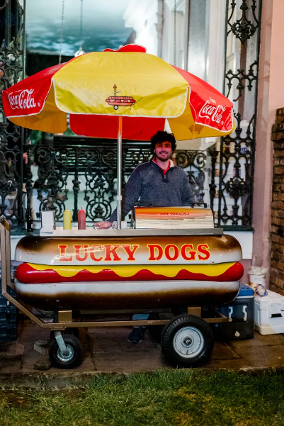 Ngoài quầy hot dogs, còn có cả quầy bar trong tiệc cưới của Nat và Alixe