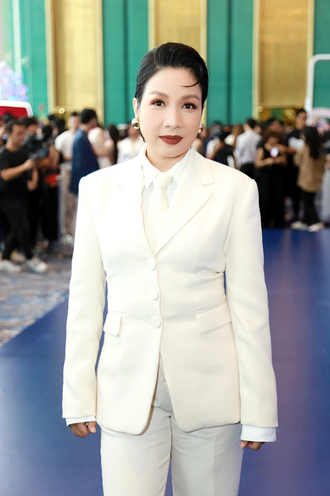 Diva Mỹ Linh xuất hiện trên thảm đỏ với bộ vest trắng khoe thần thái chuẩn 