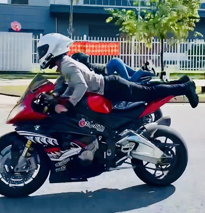Vụ Ngọc Trinh thả tay lái xe moto: Bất chấp nguy hiểm quay video “sống ảo” và cái kết vướng vòng lao lý