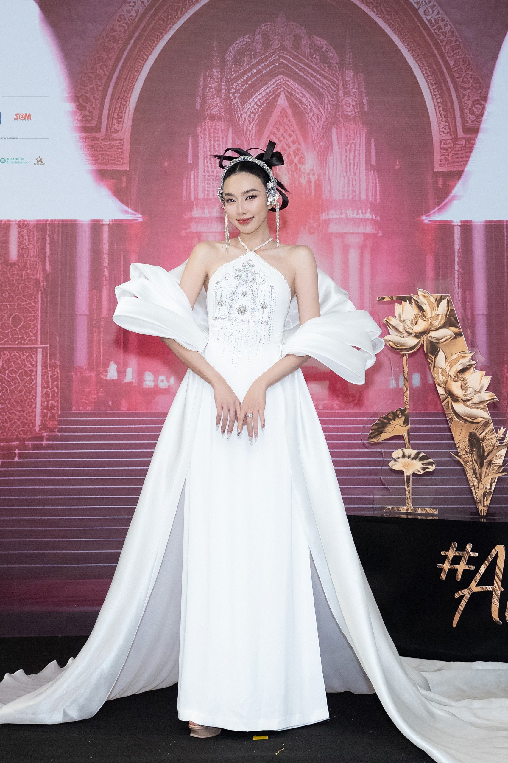 Hoa hậu Thùy Tiên kiều diễm, thanh lịch trong sắc trắng. Tạo hình của cô được nhiều fan nhận xét giống Hằng Nga