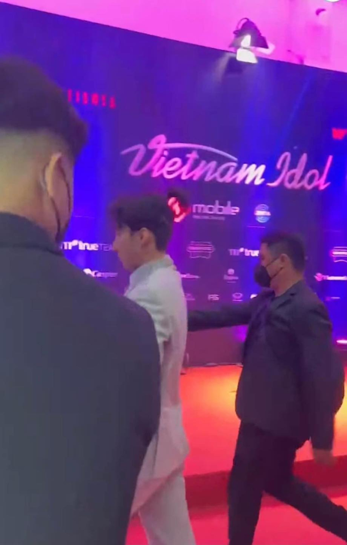 Vietnam Idol: Sơn Tùng M-TP xuất hiện sang chảnh như tổng tài, được vệ sĩ vây chặt 