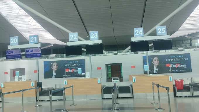 Hình ảnh Diệp Lâm Anh xuất hiện tại sân bay