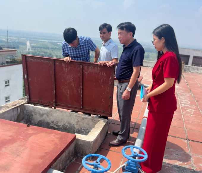 Chính quyền kiểm tra bể chứa nước của chung cư trong đô thị Thanh Hà