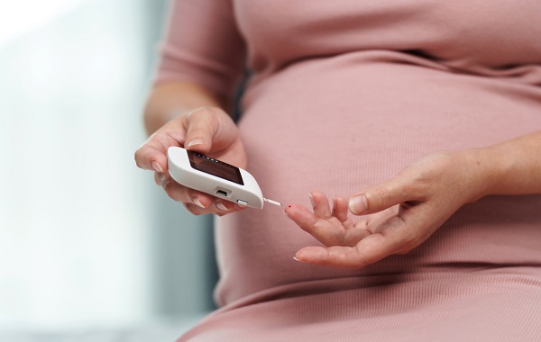Mẹ bầu gặp biến chứng tiểu đường thai kỳ có thể gây tăng huyết áp, tiền sản giật. (Ảnh minh họa)