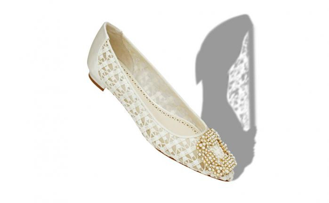 Cận cảnh đôi giày bệt mà Phương Oanh diện cùng áo dài ăn hỏi. Thiết kế là Hangisiflat Pearl White Lace Pearl Buckle đến từ thương hiệu Manolo Blahnik. 1.225 USD (khoảng 30 triệu đồng).