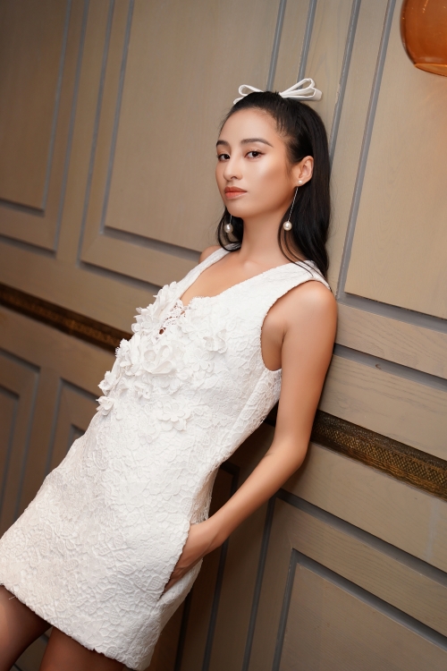   Model Trần Lãng Khê, first face của màn trình diễn là con gái của đạo diễn Trần Anh Hùng nổi tiếng với nhiều tác phẩm điện ảnh mang tầm quốc tế.  