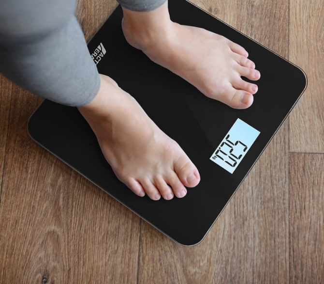 Nếu cân nặng của bạn không đổi dù đã ăn và tập điều độ, rất có thể bạn đang tăng cơ. Ảnh minh họa