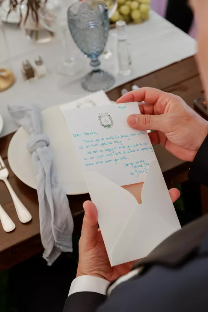 Ngoài thiệp cưới, cô dâu, chú rể còn tự tay viết thiệp gửi tới từng khách mời có mặt trong đám cưới