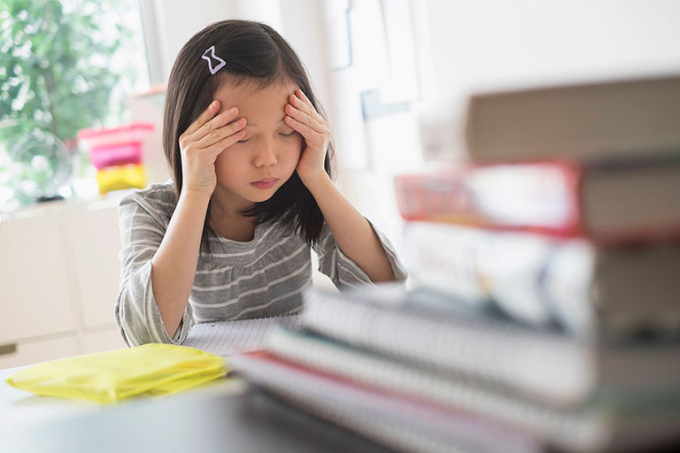Trẻ em bị sang chấn tâm lý thường xuyên bị stress, lượng hormone căng thẳng cao được truyền vào não, dễ khiến trẻ gặp khó khăn trong các mối quan hệ xã hội, hành vi nhận thức và cảm xúc... (Ảnh minh họa)