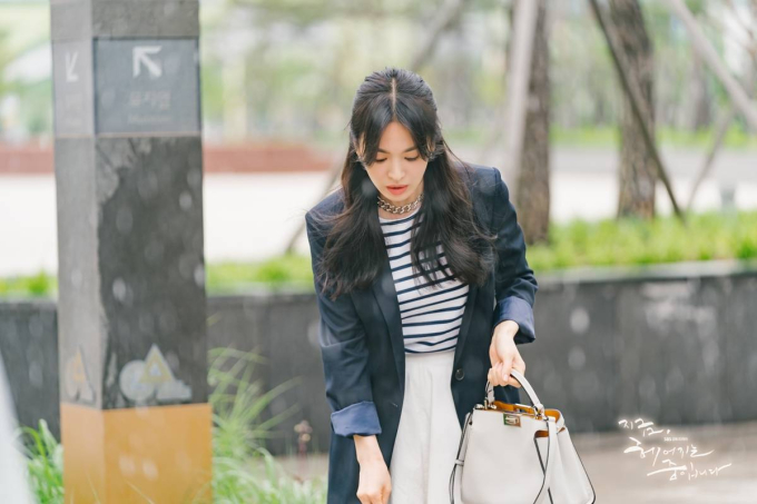 Song Hye Kyo mặc áo khoác đen: Đẹp và sang trong mọi hoàn cảnh