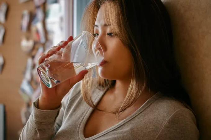 Nồng độ natri trong máu của bạn có thể giảm đáng kể nếu bạn uống quá nhiều nước dẫn đến dư thừa.