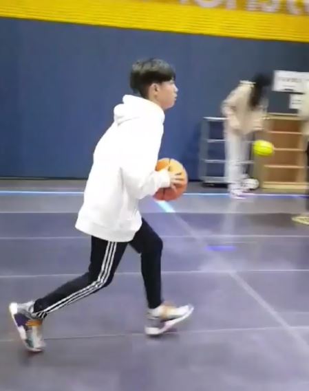 Con trai lớn nhà Yoo Jun Sang đam mê bóng rổ từ nhỏ