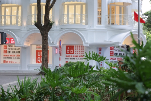Ngay từ không gian bên ngoài, cửa hàng là sự kết hợp hài hòa giữa logo nổi bật của UNIQLO và thiết kế mái vòm mềm mại - nét kiến trúc đặc trưng của tòa nhà lịch sử lâu đời tại Hà Nội