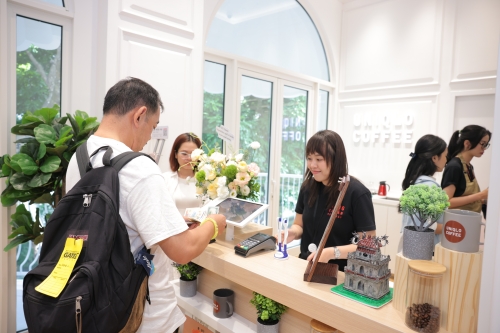 Quầy UNIQLO Coffee chiếm “spotlight” tại không gian mua sắm tầng 3 của UNIQLO Hoàn Kiếm