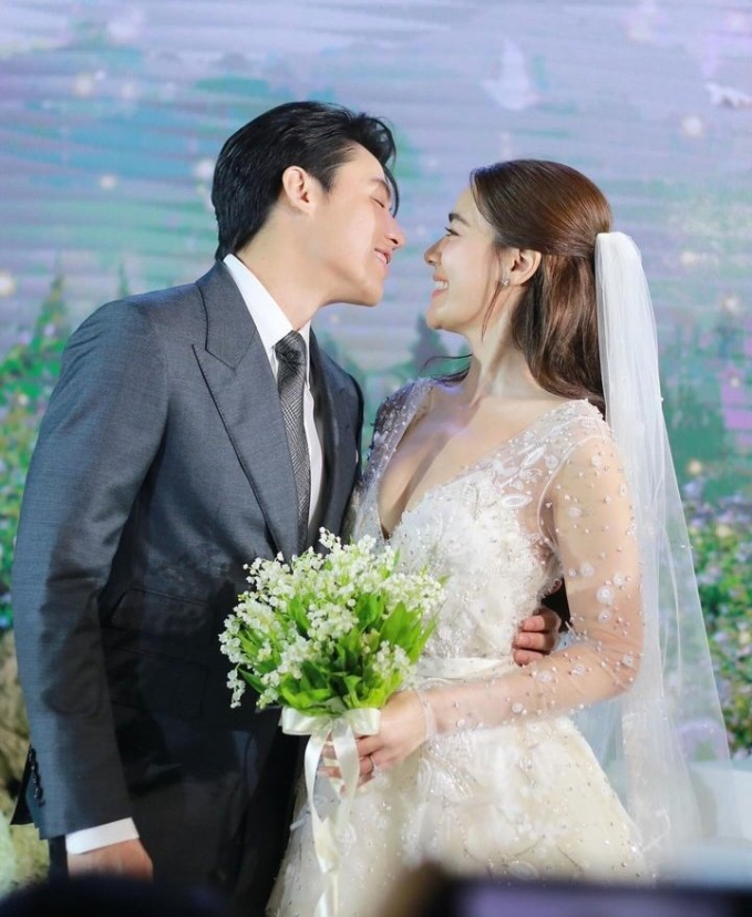 Đám cưới Kimmy Kimberley - Mark Prin tại Bangkok: Cô dâu chú rể trao nhau nụ hôn ngọt ngào trước ống kính truyền thông