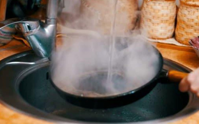 Nếu bạn vẫn đang giữ thói quen rửa chảo hoặc các loại đồ dùng nhà bếp có chứa dầu mỡ bằng nước nóng thì nên dừng lại ngay đi nhé! (Ảnh minh họa)