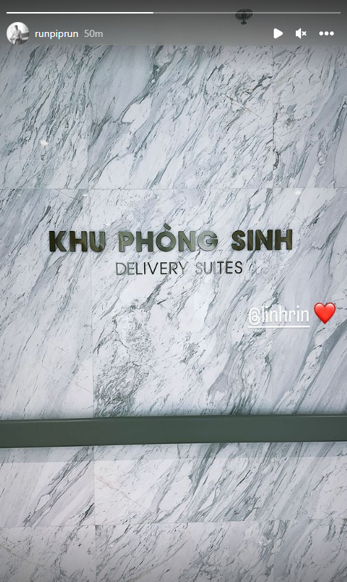 Ông xã Linh Rin chia sẻ hình ảnh ở khu phòng sinh còn gắn tên trang cá nhân của bà xã