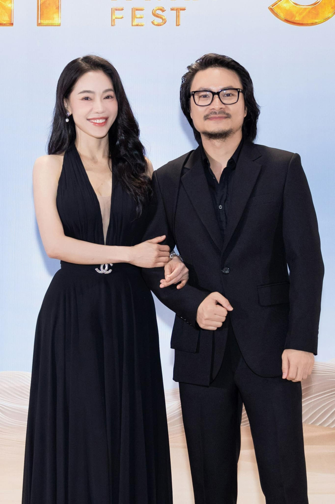 Thời trang của cặp vợ chồng đạo diễn - doanh nhân quyền lực giới Hoa hậu