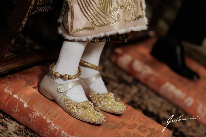 Chiếc giày thêu bằng vàng của cô dâu Nong Poy trong lễ cưới