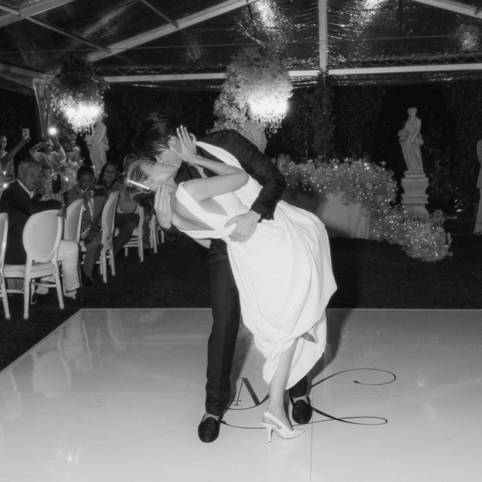 Mark Prin trao cô dâu của mình nụ hôn nồng nhiệt tại tiệc cưới ở Ý