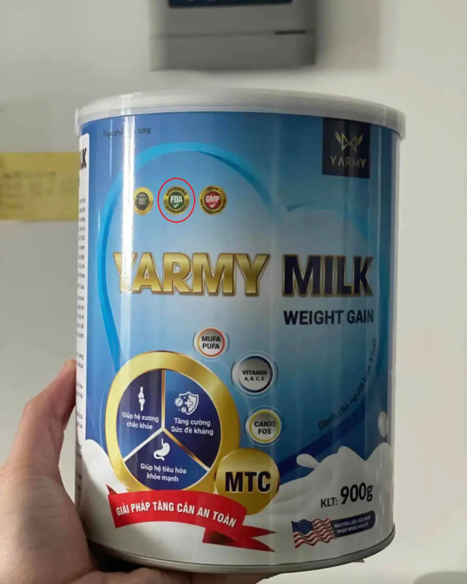 Sữa Yarmy được quảng cáo là được chứng nhận bởi FDA, thậm chí in hẳn cả logo của FDA trên vỏ hộp.