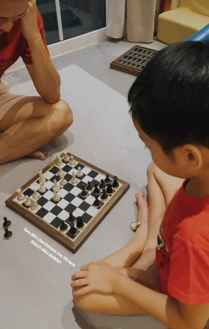 Con trai Tăng Thanh Hà chơi cờ vua cùng bố