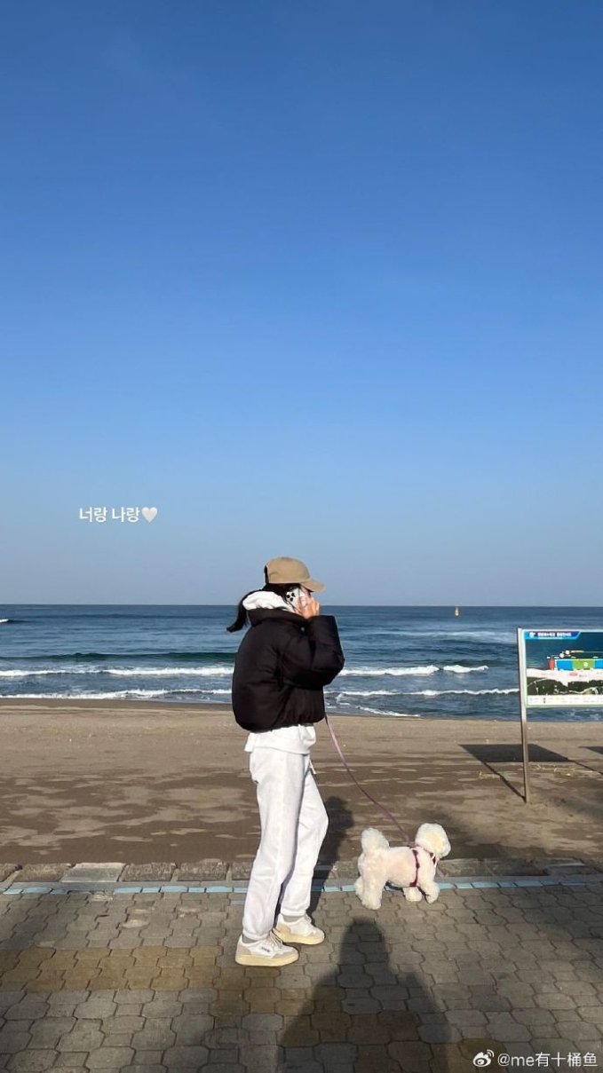 Song Hye Kyo khoe ảnh đi biển du lịch, netizen tò mò danh tính người đi cùng 