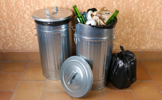 Tránh đặt thùng rác ở trước lối ra vào nhà.