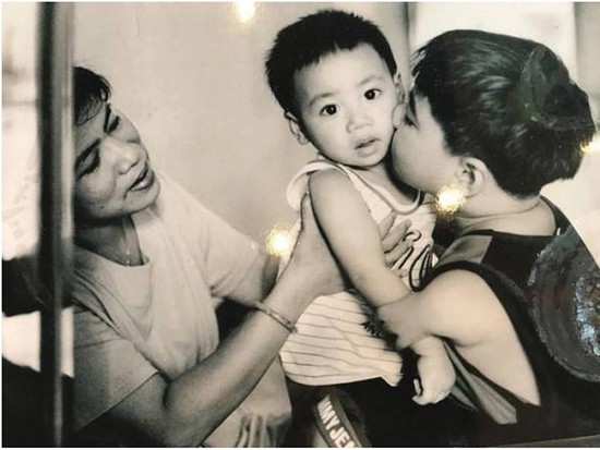 Bức ảnh cậu bé Quảng Trị với cánh tay không lành lặn bên mẹ và em trai 