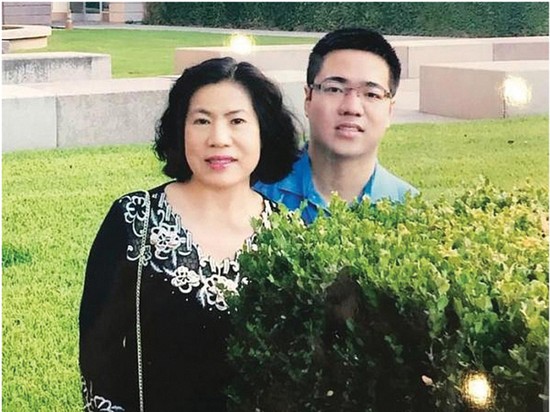   Trung Sơn và mẹ ở trụ sở Tập đoàn IBM  