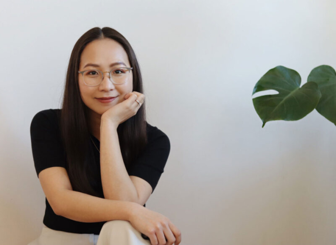   Host Thùy Minh (bên trái) và khách mời Chi Nguyễn (bên phải) - Tiến sĩ Giáo dục, người sáng lập The Present Writer.  