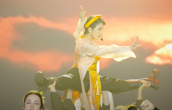 Hình ảnh Mỹ Linh múa võ, xoạc chân trong chương trình